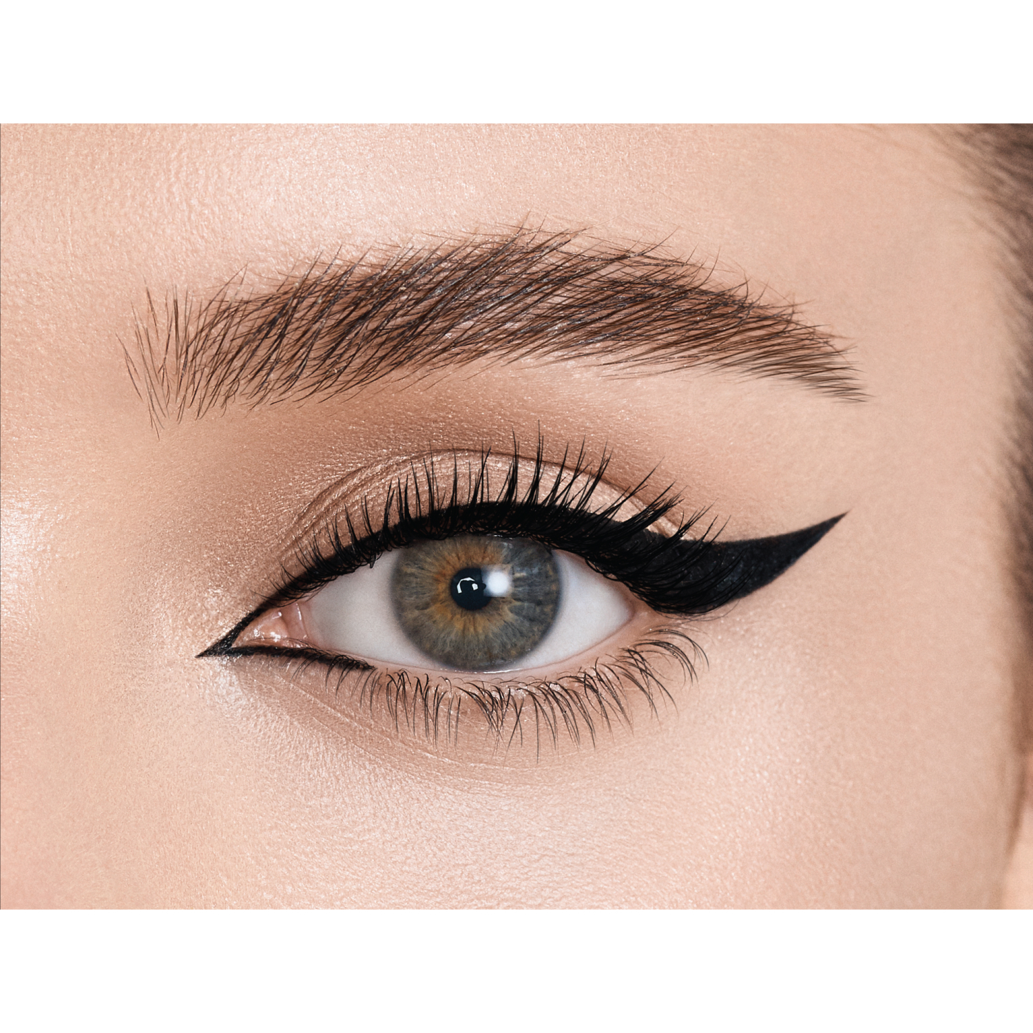 MACRO BLADE LIQUID LINER (DELINEADOR LIQUIDO PARA OJOS)